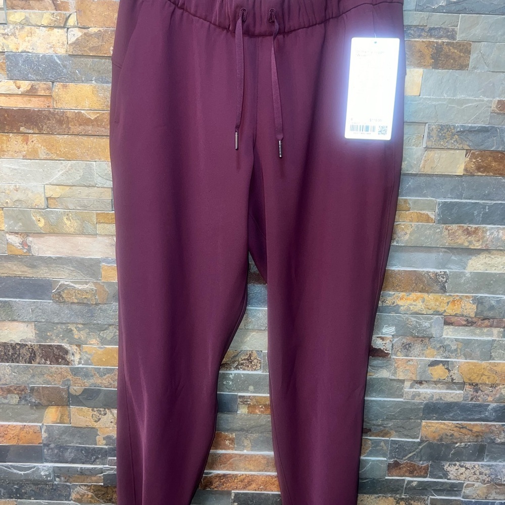 Lululemon NWT sz 8  On The Fly Burgundy joggers